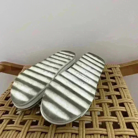 Vionic Women’s Brielle Croco Sandals - Picture 2 of 7